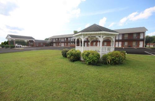 Dobson Hotel | Discover Surry Inn - Dobson: Family and Pet-Friendly Stay