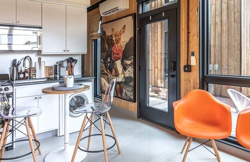 South Perry District Apartment | Eco-Friendly BlockhouseLife: Pet & Child Friendly Retreat
