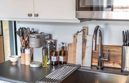 South Perry District Apartment | Eco-Friendly BlockhouseLife: Pet & Child Friendly Retreat