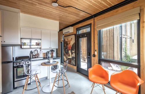 South Perry District Apartment | Eco-Friendly BlockhouseLife: Pet & Child Friendly Retreat