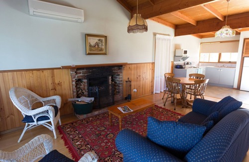 Pokolbin Cottage | Enchanting Sutherland Cottage: Vineyard Retreat for Families