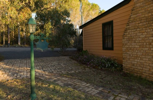Pokolbin Cottage | Enchanting Sutherland Cottage: Vineyard Retreat for Families