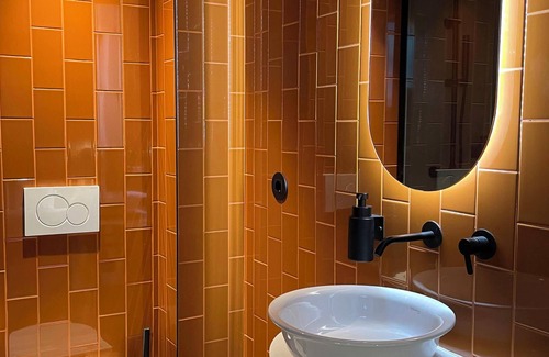 Braga Hotel | SUTRooms - Orange Room by Quantique