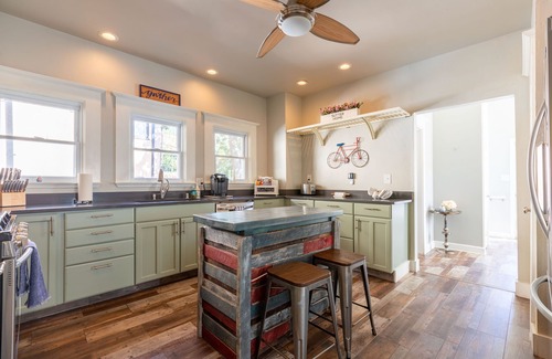 Central Sacramento House | Discover Sutter Midtown: Historic Home with Pool & Views