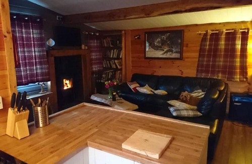 Hatherton House | Cozy 2-Bed Cabin in Sutton Coldfield - Pet and Child Friendly