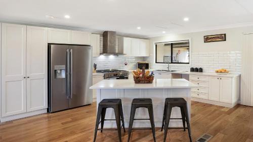 Sutton Forest House | Relax at Sutton Forest Retreat: Family-Friendly Sophies Farmhouse