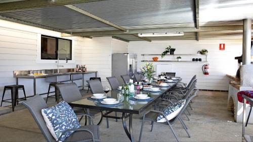 Sutton Forest House | Relax at Sutton Forest Retreat: Family-Friendly Sophies Farmhouse