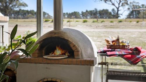 Sutton Forest House | Relax at Sutton Forest Retreat: Family-Friendly Sophies Farmhouse