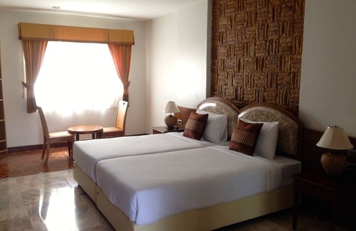 Si Racha Resort | Relax at Suwan Driving Range and Resort with Pool & Dining