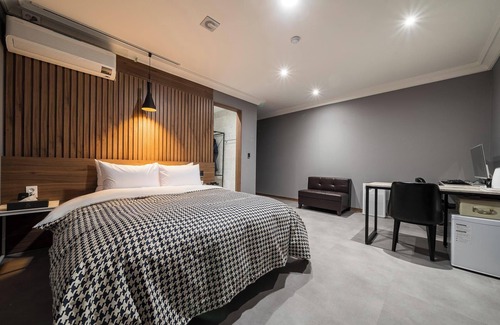 Guun-dong Hotel | Eco-Friendly Suwon Guundong Hotel with Family Amenities