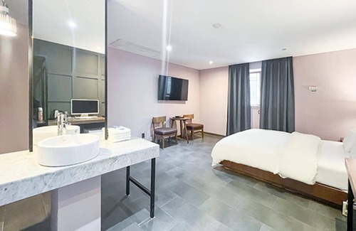 Guun-dong Hotel | Discover Suwon Guundong Rampart with Family-Friendly Amenities