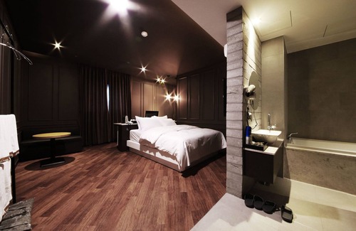 Guun-dong Hotel | Eco-Friendly Stay at Suwon Guundong Wol with Breakfast