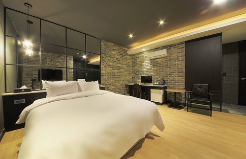 Guun-dong Hotel | Eco-Friendly Stay at Suwon Guundong Wol with Breakfast