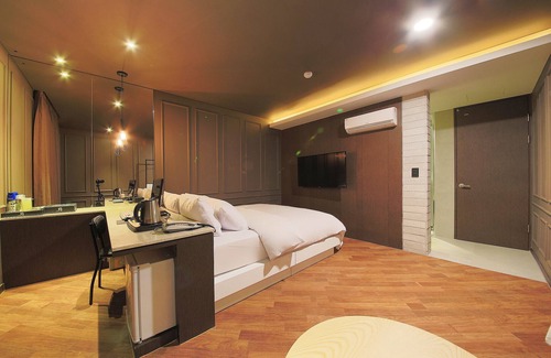 Guun-dong Hotel | Eco-Friendly Stay at Suwon Guundong Wol with Breakfast