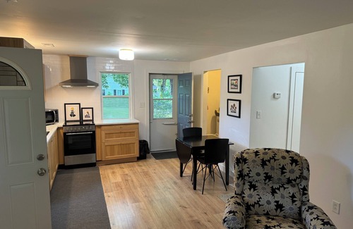 Lawrence House | Suzie’s Place—-Charming 2-bedroom house in Lawrence. Minutes north of Downtown.