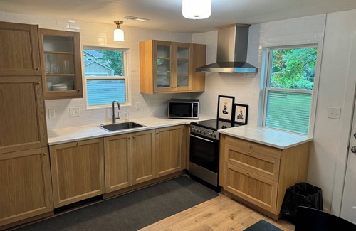 Lawrence House | Suzie’s Place—-Charming 2-bedroom house in Lawrence. Minutes north of Downtown.