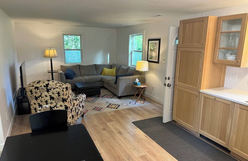 Lawrence House | Suzie’s Place—-Charming 2-bedroom house in Lawrence. Minutes north of Downtown.