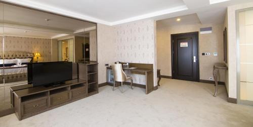Gaziemir Hotel | Experience Comfort at Svalinn Hotel with Pool & Spa