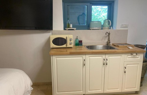 Bat Shlomo Apartment | Experience Comfort at Svarzman Suite with Hot Tub Access