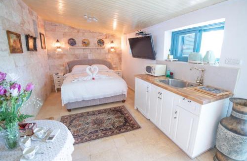 Bat Shlomo Apartment | Experience Comfort at Svarzman Suite with Hot Tub Access