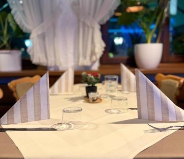 Oggersheim Hotel | Inviting Svg Hotel Kalimera: Breakfast & Family-Friendly Stay