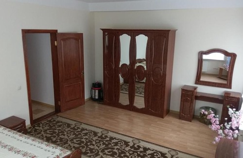 Svyatoshyns'kyi District Apartment | Family-Friendly Sviatoshyn Aparthotel with Kitchen Amenities
