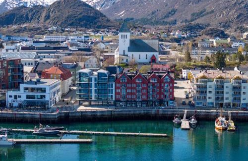 Svolvaer Apartment | Cozy Svolvær Harbour Apartment with Scenic Sea Views