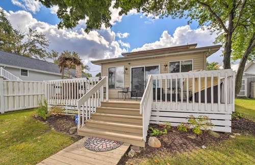 Niles Cottage | SW Michigan Getaway w/ Private Dock + Beach!