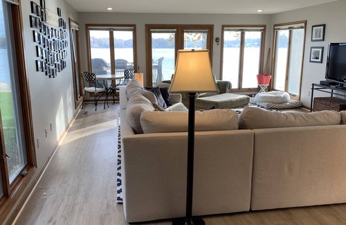 Niles House | SW Michigan lake home that is perfect for water sports, ND games and wineries.