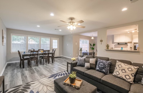 Westbury House | Comfortable Retreat in SW Houston Near NRG and Galleria
