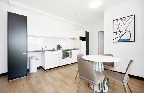 Adelaide Central Business District Apartment | Explore Swainson on Synagogue: Family-Friendly Comfort