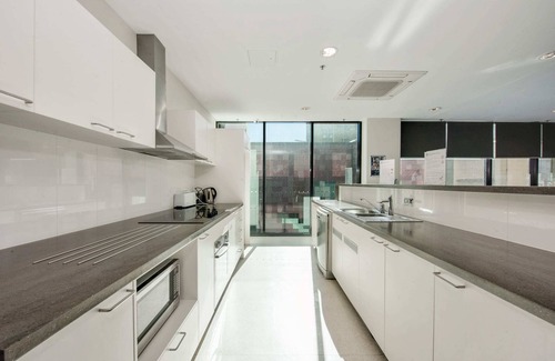 Adelaide Central Business District Apartment | Explore Swainson on Synagogue: Family-Friendly Comfort