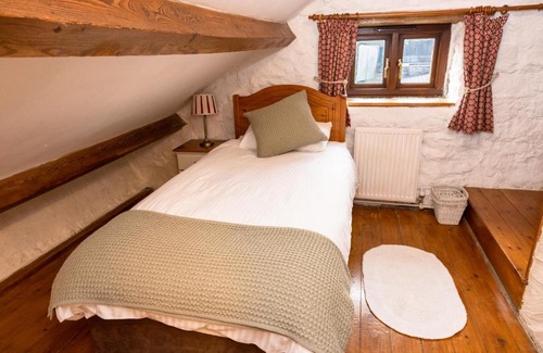 Pyle Apartment | Inviting Swallow Cottage: Family-Friendly with Hot Tub