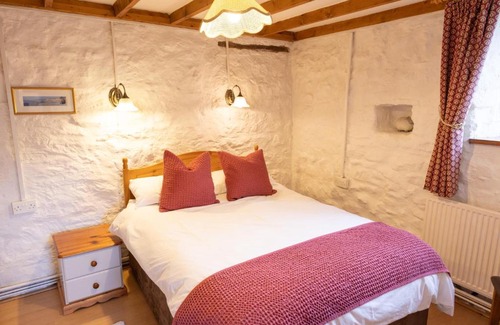 Pyle Apartment | Inviting Swallow Cottage: Family-Friendly with Hot Tub