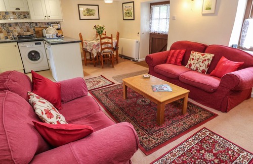 St. Martin Cottage | Pet-Friendly Swallow Cottage with Ocean View in Mawgan