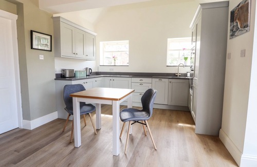 Sandbach Cottage | Romantic Swallow Cottage in Sandbach with Breakfast Included