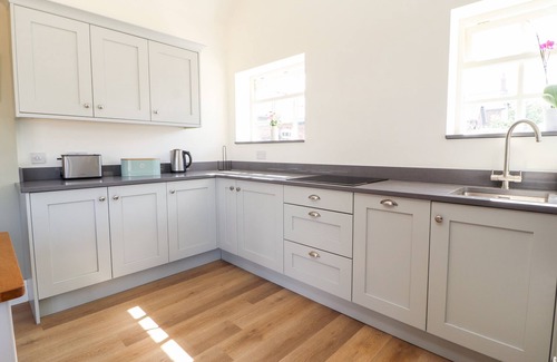 Sandbach Cottage | Romantic Swallow Cottage in Sandbach with Breakfast Included