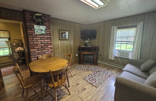 Oakland Cabin | Swallow Falls Cabin 2- Cozy 1-Bedroom Perfect for a Romantic Getaway!
