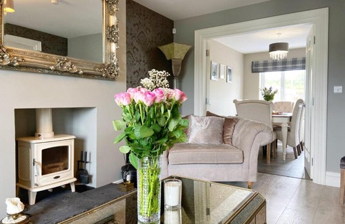Enniskillen House | Elegant Swallow Lane: 4-Star Stay with Top Amenities