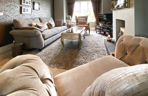 Enniskillen House | Elegant Swallow Lane: 4-Star Stay with Top Amenities
