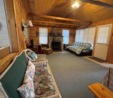 Sebago House | Quaint SWALLOW Cottage: Family & Pet-Friendly Retreat