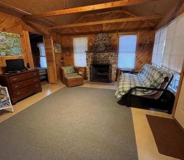 Sebago House | Quaint SWALLOW Cottage: Family & Pet-Friendly Retreat