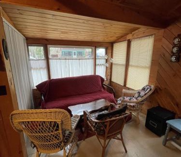 Sebago House | Quaint SWALLOW Cottage: Family & Pet-Friendly Retreat