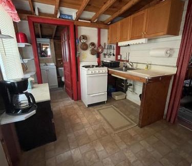 Sebago House | Quaint SWALLOW Cottage: Family & Pet-Friendly Retreat