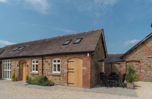 Eaton Mascott House | Elegant Swallows Cottage: Family-Friendly Retreat with 9.5/10 Rating