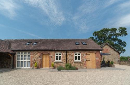 Eaton Mascott House | Elegant Swallows Cottage: Family-Friendly Retreat with 9.5/10 Rating