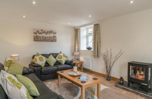 Eaton Mascott House | Elegant Swallows Cottage: Family-Friendly Retreat with 9.5/10 Rating
