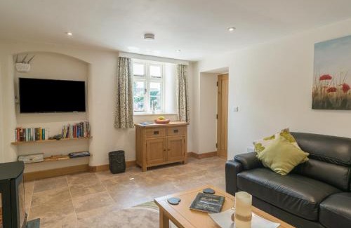 Eaton Mascott House | Elegant Swallows Cottage: Family-Friendly Retreat with 9.5/10 Rating