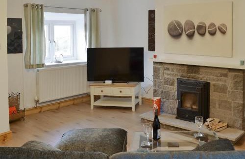 Caergeiliog House | Welcoming Swallows Nest: Pet & Child-Friendly Retreat