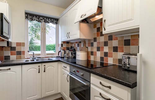 Birchover House | Cozy Swallows Nest - One Bedroom Retreat for Couples